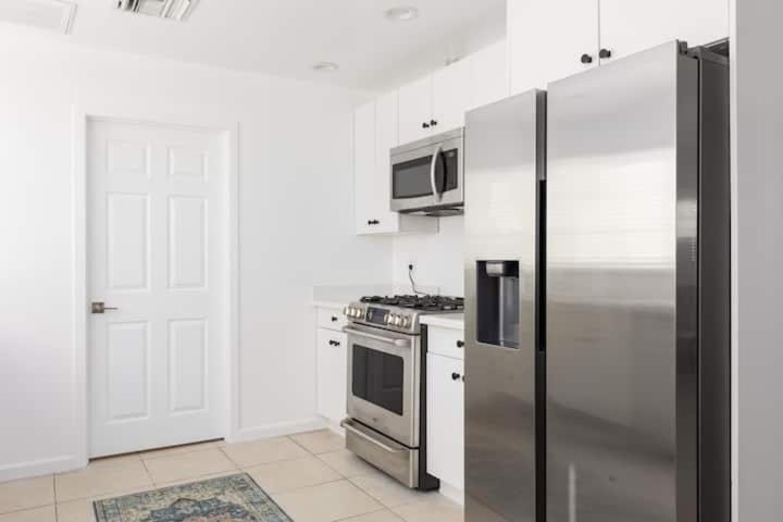 3 Bedroom Near Culver City-palms Apartment *